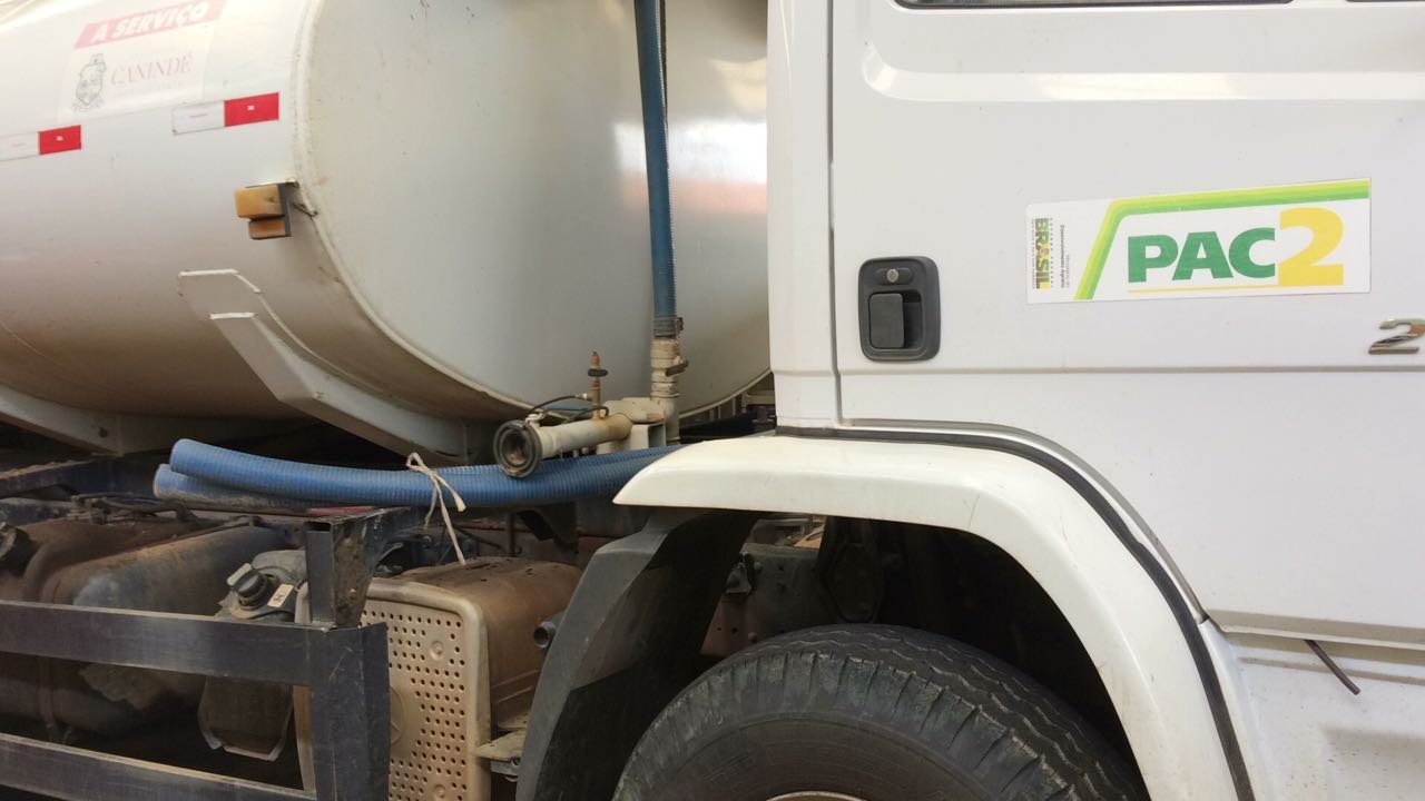 PRF apreende caminhão pipa com série de irregularidades, pertencente a Prefeitura de Canindé