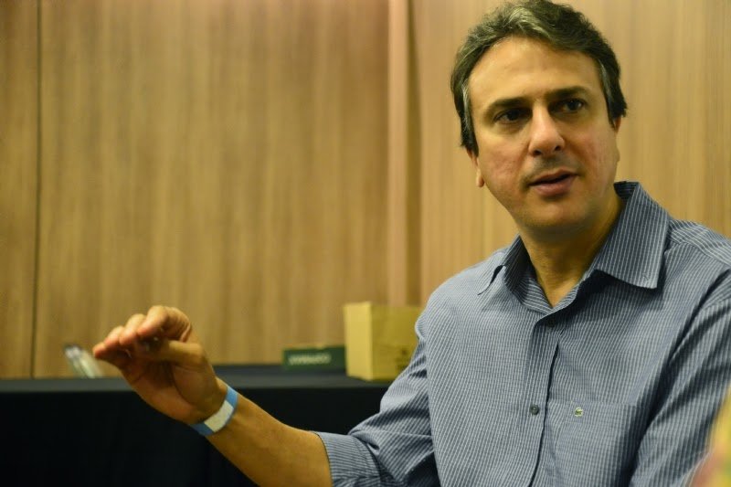 Camilo Santana realiza bate-papo com internautas e afirma que entregará Policlínica de Canindé este ano