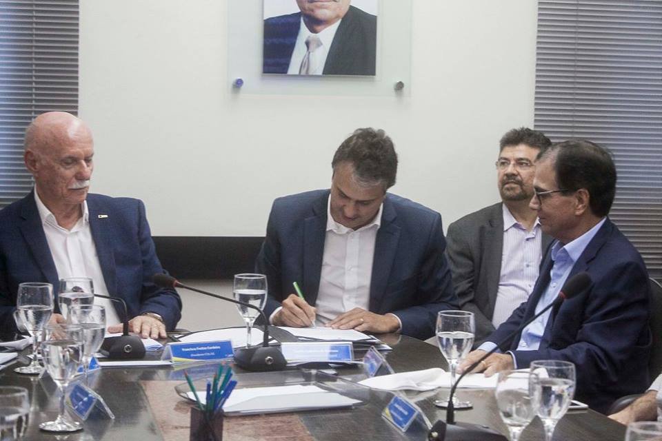 Camilo Santana assina Projetos de Lei que beneficiam lojistas e industriais do Ceará