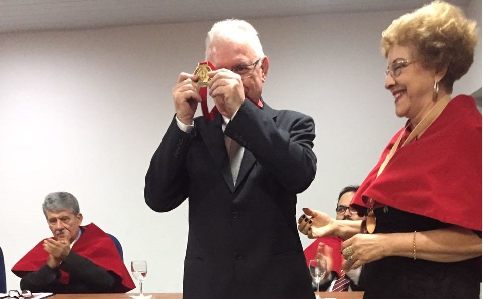 Escritor Cesar Barreto recebe mais alta comenda da Academia de Letras de Sobral