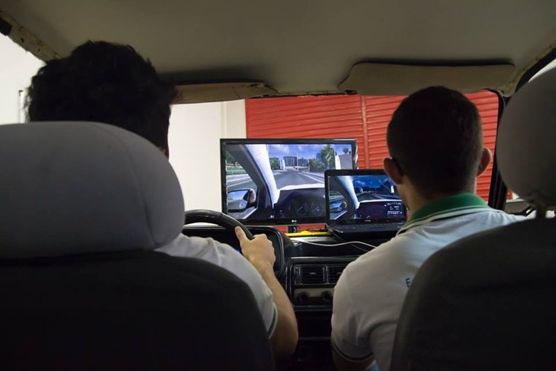 Estudantes de Várzea Alegre criam simulador de carros com materiais recicláveis