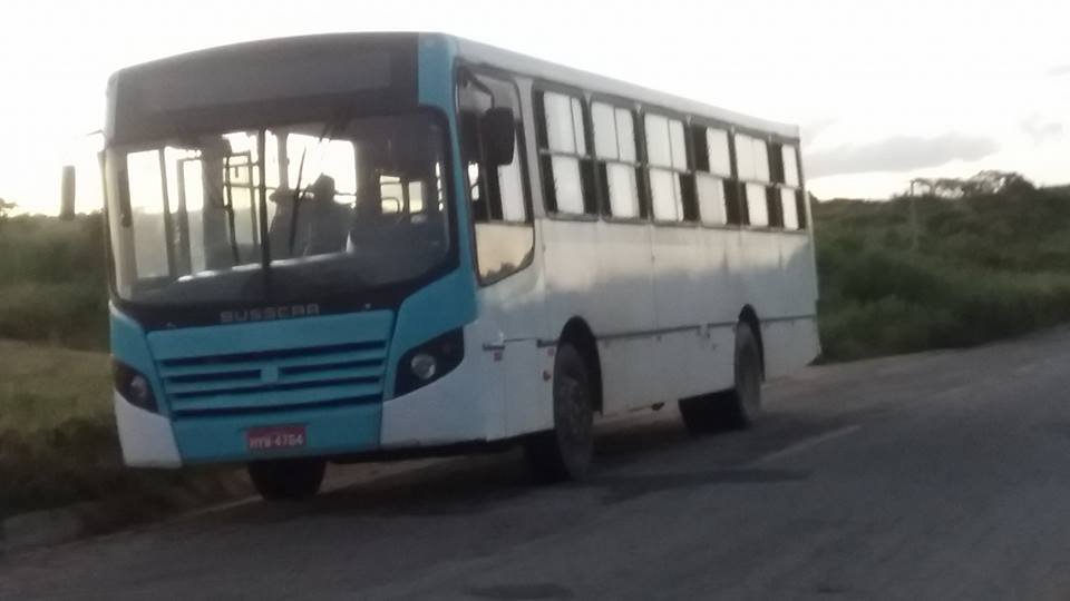 Alunos do município de Itatira seguem a pé após transporte escolar parar por falta de combustível; Prefeitura nega informação e afirma ter se tratado de um problema técnico