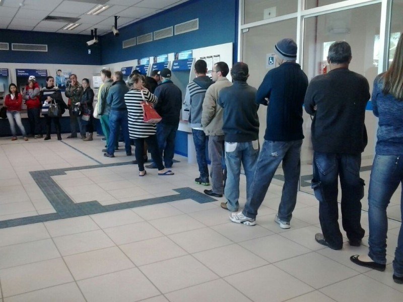 Começa sexta saque de contas inativas do FGTS para nascidos entre junho e agosto