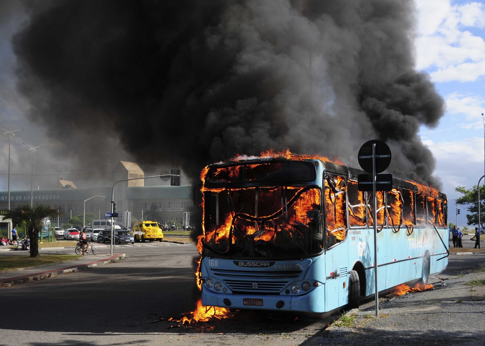 Cobrador cadeirante que teve 90% do corpo queimado em ataque a ônibus em Fortaleza, morre na manhã de hoje, 08