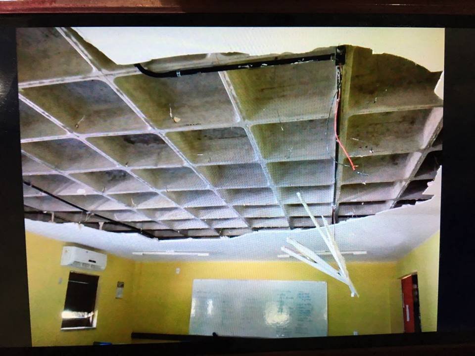 Quixadá: Forro de sala desaba durante aula, mas ninguém fica ferido