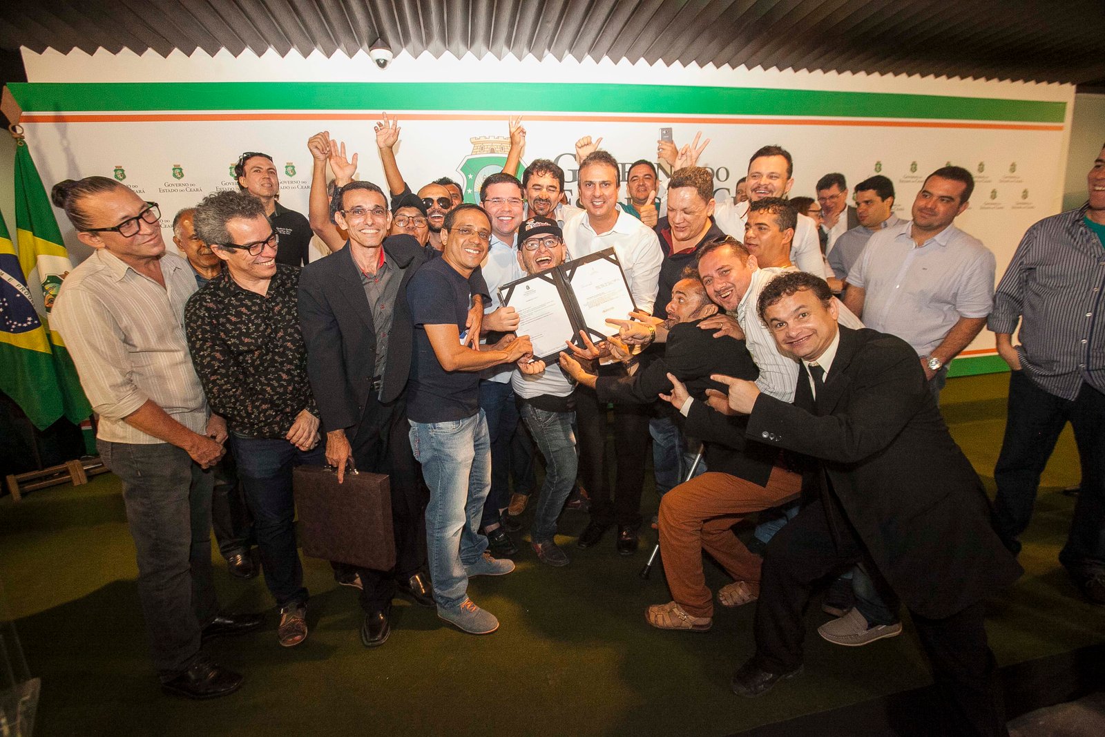 Camilo Santana sanciona Lei Chico Anysio