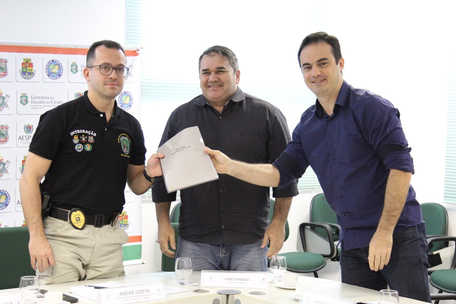 Durante reunião, deputado Capitão Wagner entrega Plano de Segurança Estadual ao secretário André Costa