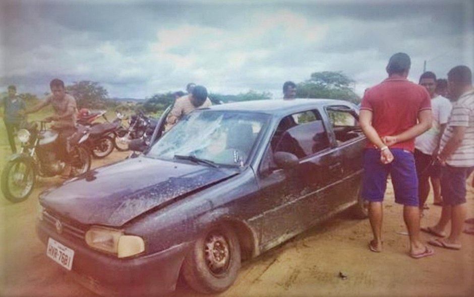 Bandidos abandonam veículo carregado de ovelhas roubadas após populares persegui-los na zona rural de Itatira