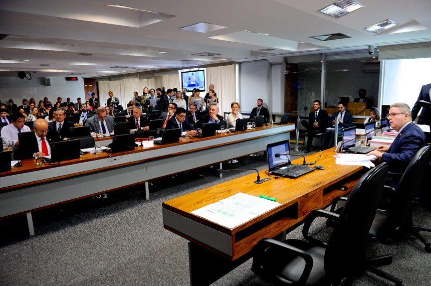 Comissão do Senado aprova PEC que prevê eleições diretas em caso de vacância da presidência da República nos três primeiros anos de mandato