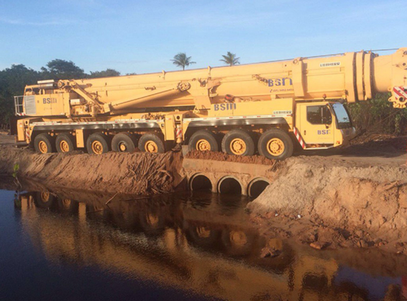 Trairi: Guindaste atola em desvio da CE-163 e estrada é bloqueada