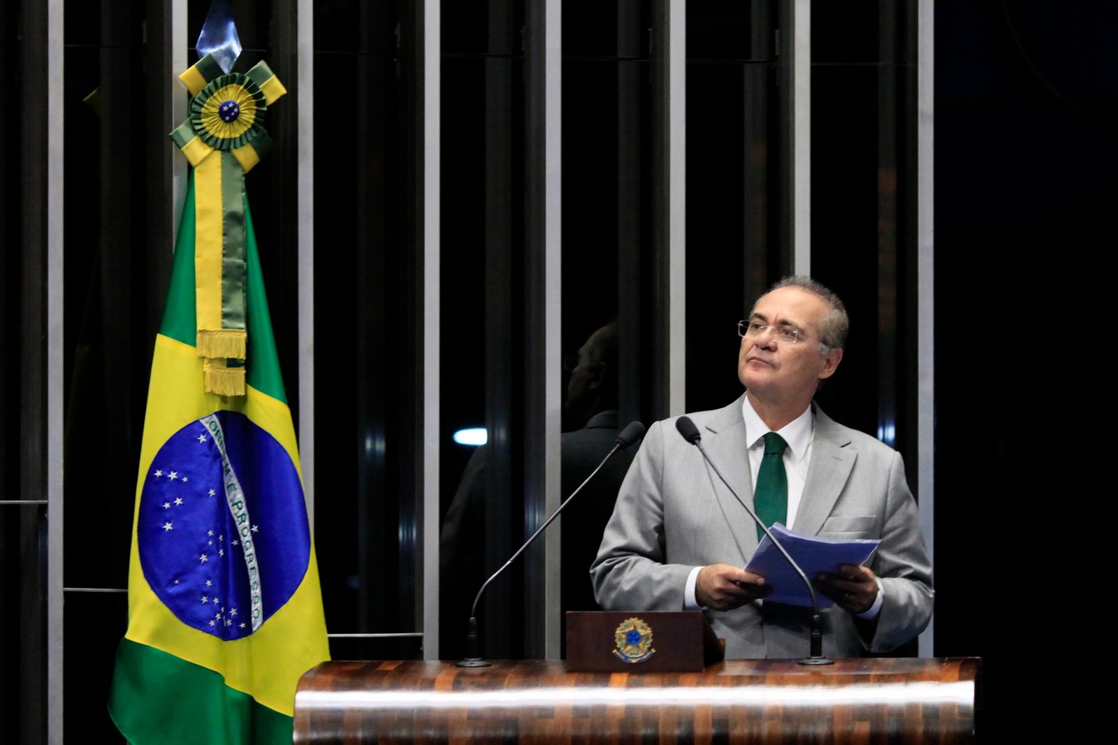 Renan Calheiros anuncia que deixará liderança do PMDB e afirma que “erro de Temer foi achar que poderia governar o Brasil influenciado por um presidiário”