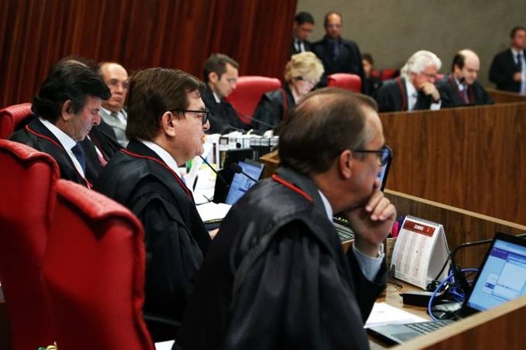Maioria do TSE vota contra cassação da chapa Dilma-Temer