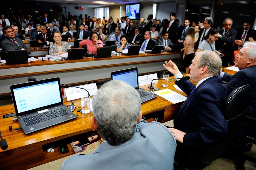 Comissão do Senado inicia votação da reforma trabalhista