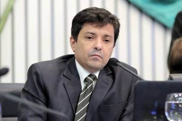 Secretário de Saúde do Estado e Audic Mota visitam Parambu para avaliar casos de meningite