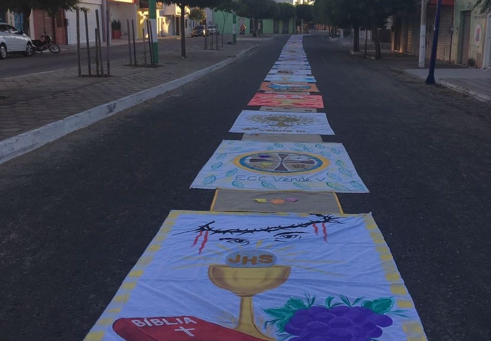 Corpus Christi: Católicos de Milhã confeccionam tapete com quase 1Km de extensão
