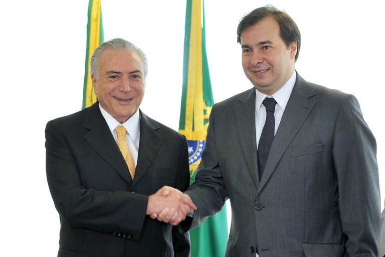 Rodrigo Maia assumirá presidência da República durante viagem de Michel Temer