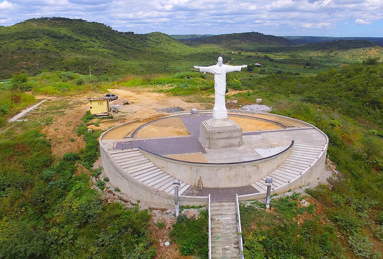 Prefeito de Ipueiras investe em construção de estátua do Cristo no município