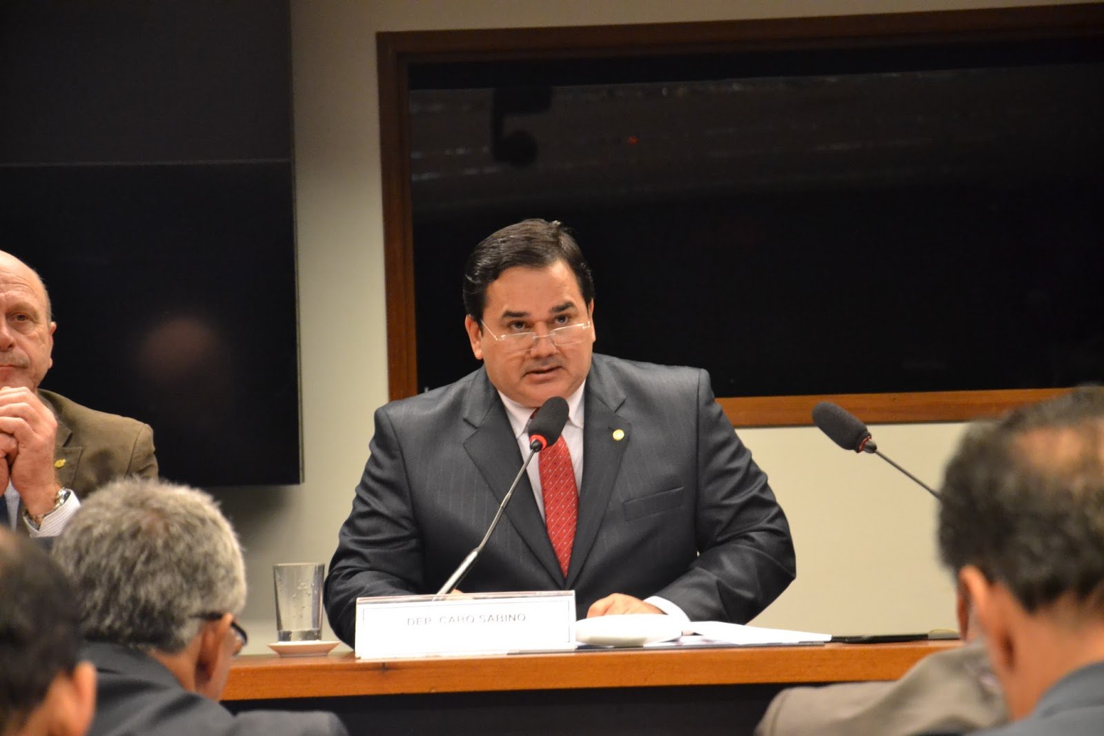 Cabo Sabino propõe projeto que obriga supermercados a exporem produtos a vencer em prateleiras específicas e com 50% de desconto