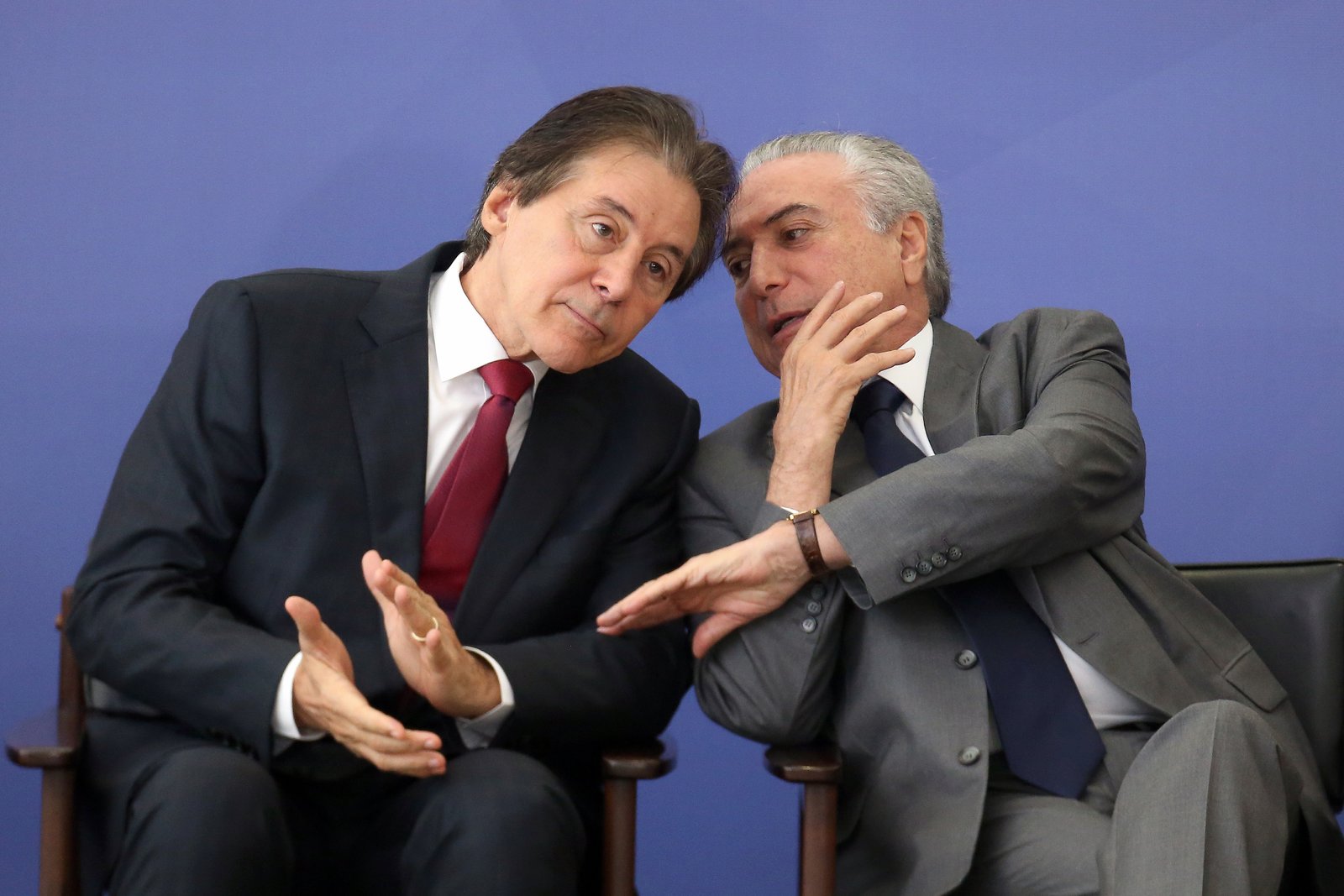“Se quiserem que eu saia, têm que me matar”, diz Michel Temer para Eunício Oliveira
