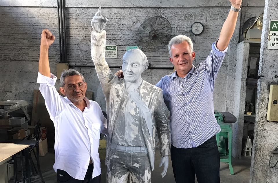 André Figueiredo e Papito Oliveira visitam estátua de Leonel Brizola que será inaugurada em Fortaleza