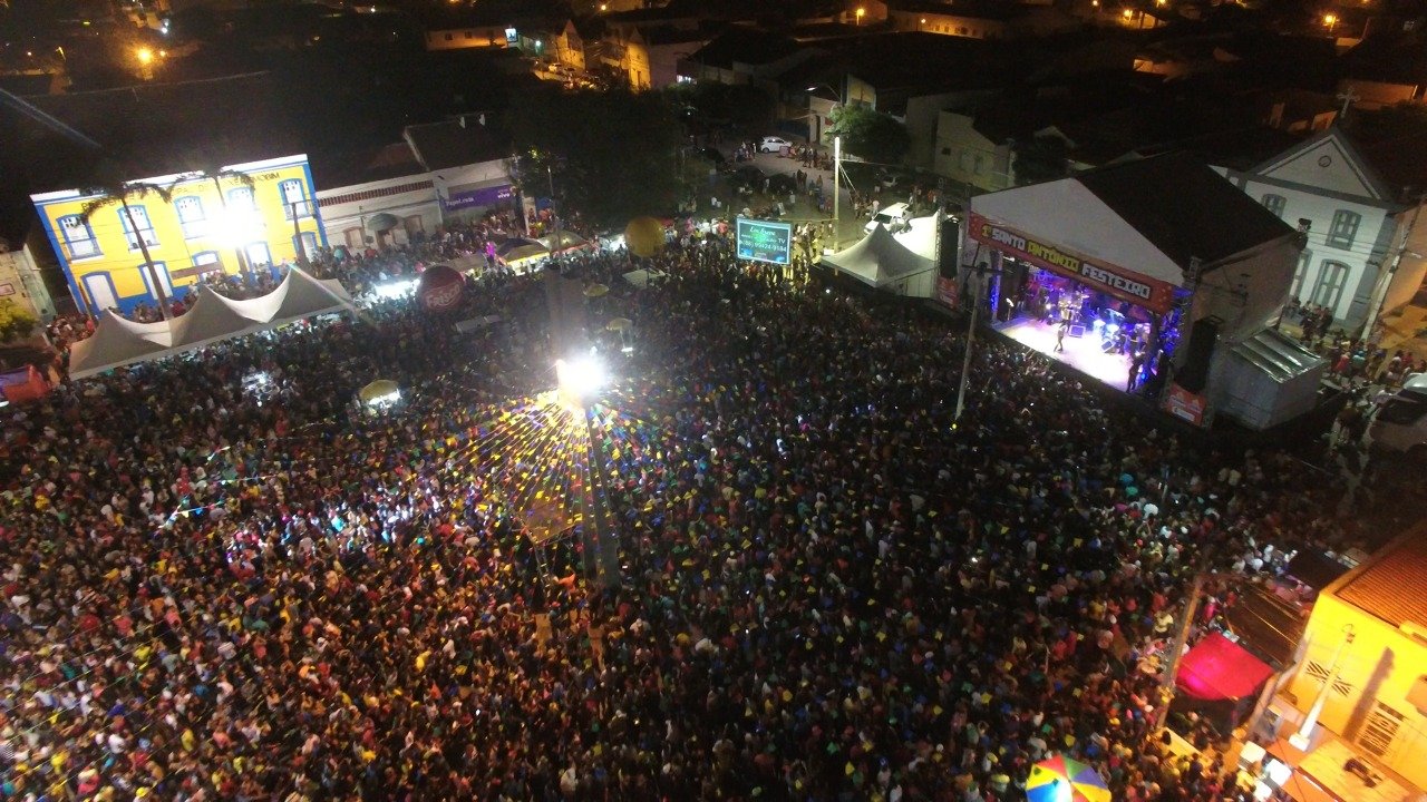 Quixeramobim: Segundo dia de ‘Santo Antônio Festeiro’ garante lotação na Praça da Prefeitura; Evento será encerrado hoje, 12