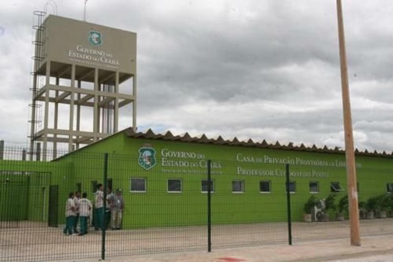 Presidiários cavam túnel, pulam muro e fogem de Complexo Penitenciário de Itaitinga