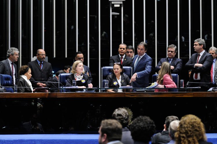 Senadoras continuam a ocupar Mesa do Senado; Sessão de análise da reforma Trabalhista continua suspensa