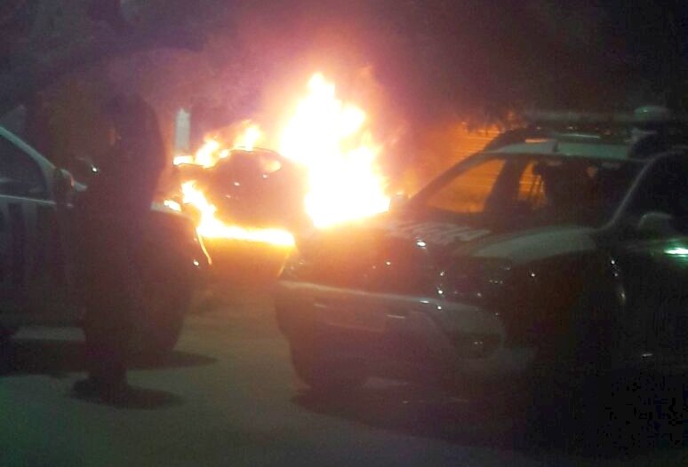 Carro de agente é incendiado em frente a Distrito Policial