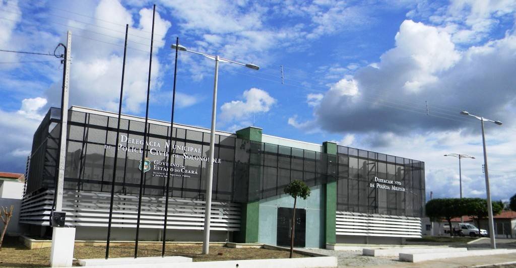 Comerciante bebe, quebra objetos em casa e Polícia o conduz à Delegacia