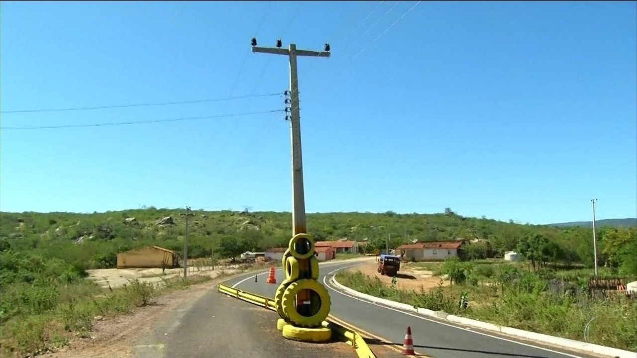 Postes de energia que ficavam no meio da CE-282, em Icó, são retirados pela Enel