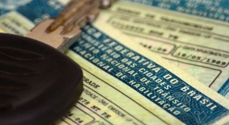 Camilo Santana assina isenção de taxa de CNH para agricultor familiar