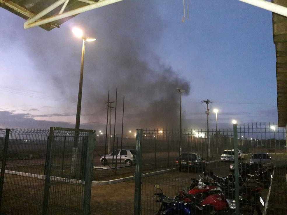 Internos da CPPL III de Itaitinga realizam motim e causam incêndio na unidade prisional