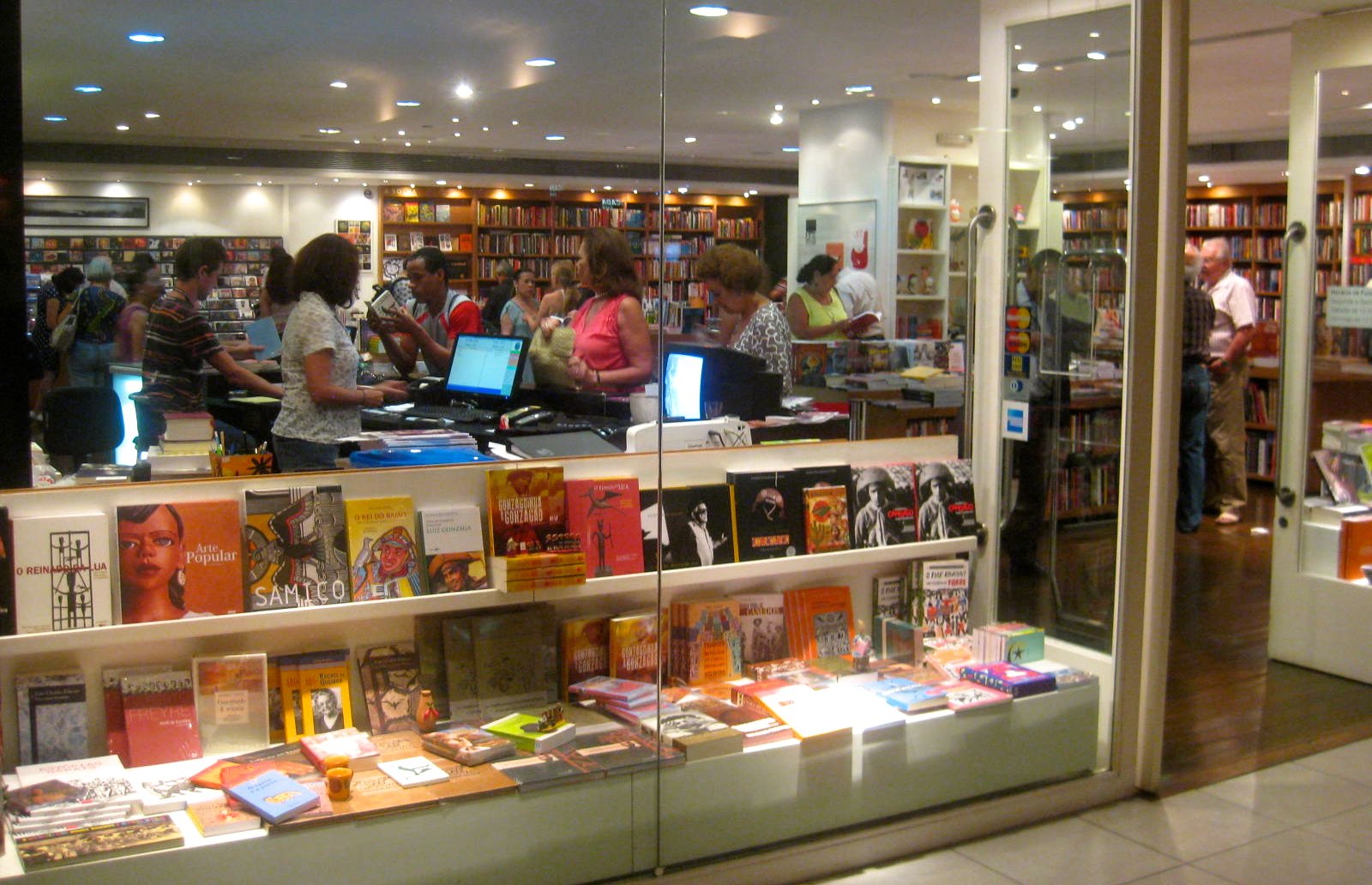 Projeto de Lei visa garantir 30% dos espaços em prateleiras de livrarias do Estado para livros de autores cearenses