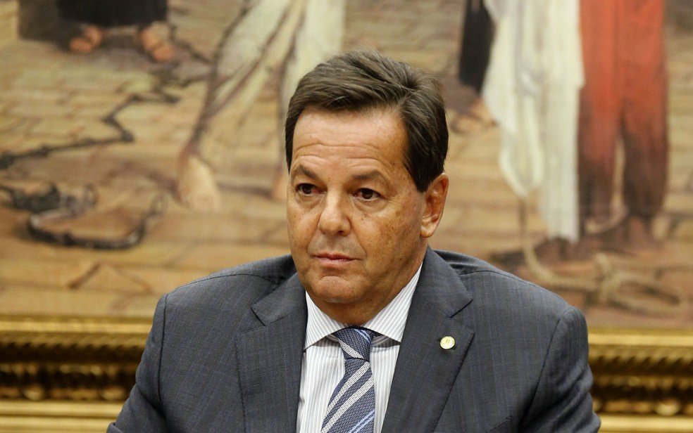 Deputado Sergio Zveiter dá parecer favorável à admissibilidade da denúncia contra presidente Michel Temer
