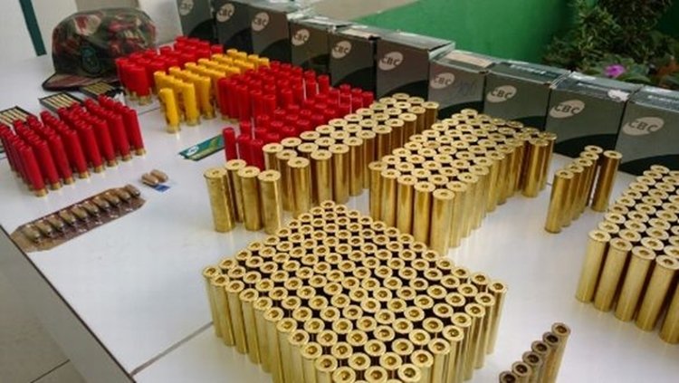 Polícia Militar apreende 16 espingardas e centenas de cartuchos em operação realizada em Crateús