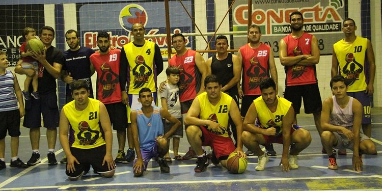 Membros da equipe do Novo basquete de Quixeramobim realizam reforma na quadra da UAB