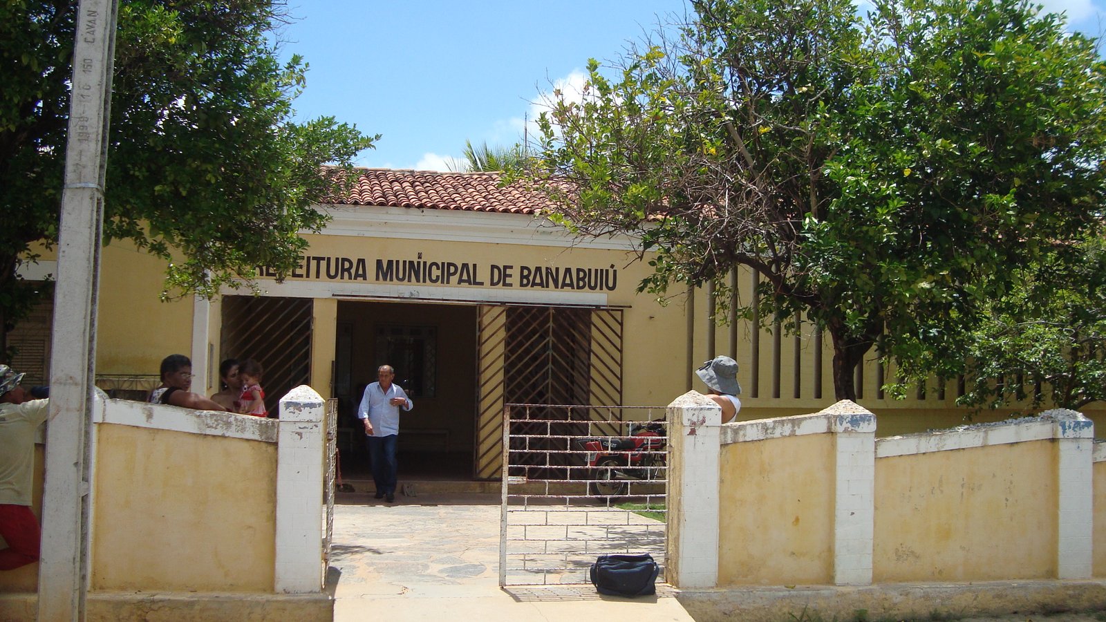 Prefeito de Banabuiú assina decreto com série de medidas econômicas para o município