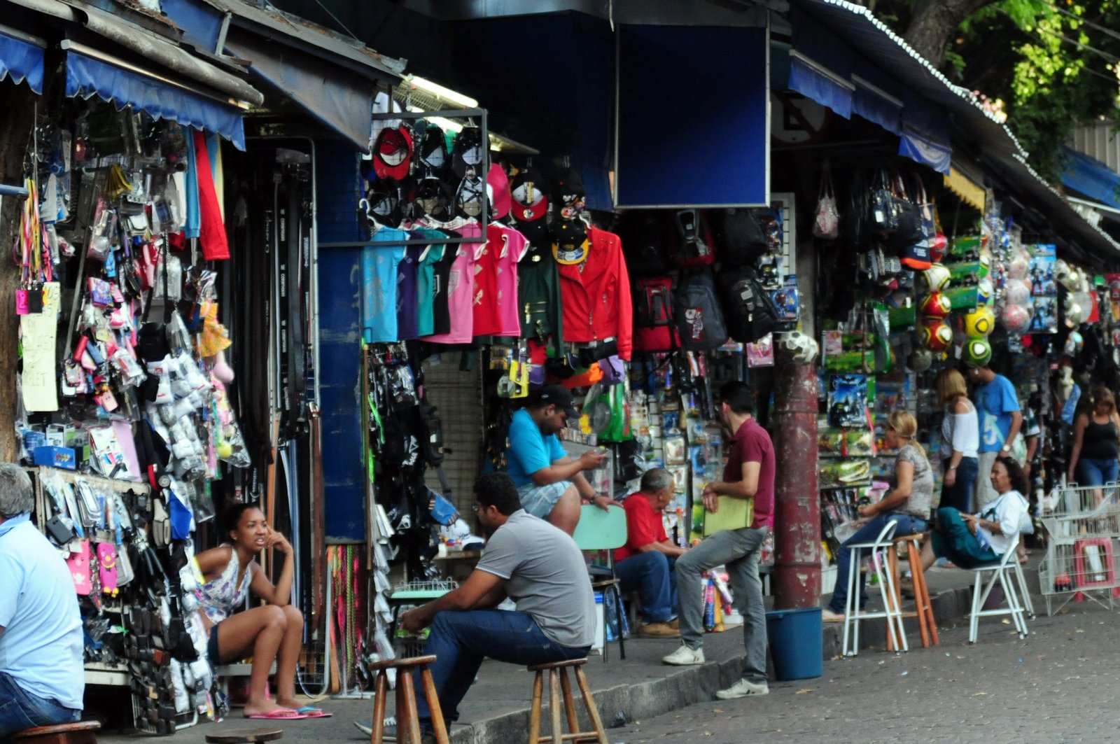 Desemprego volta a cair e vai a 12,8%, influenciado pela informalidade