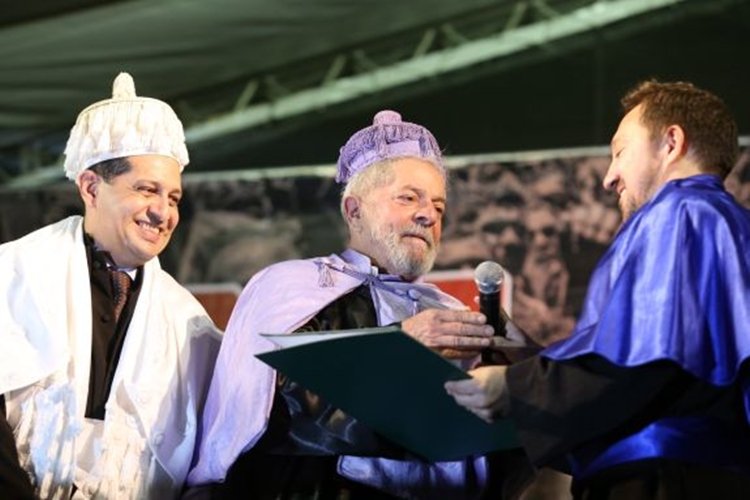 Em passagem pelo Crato, ex-presidente Lula recebe título de Doutor Honoris Causa da Urca