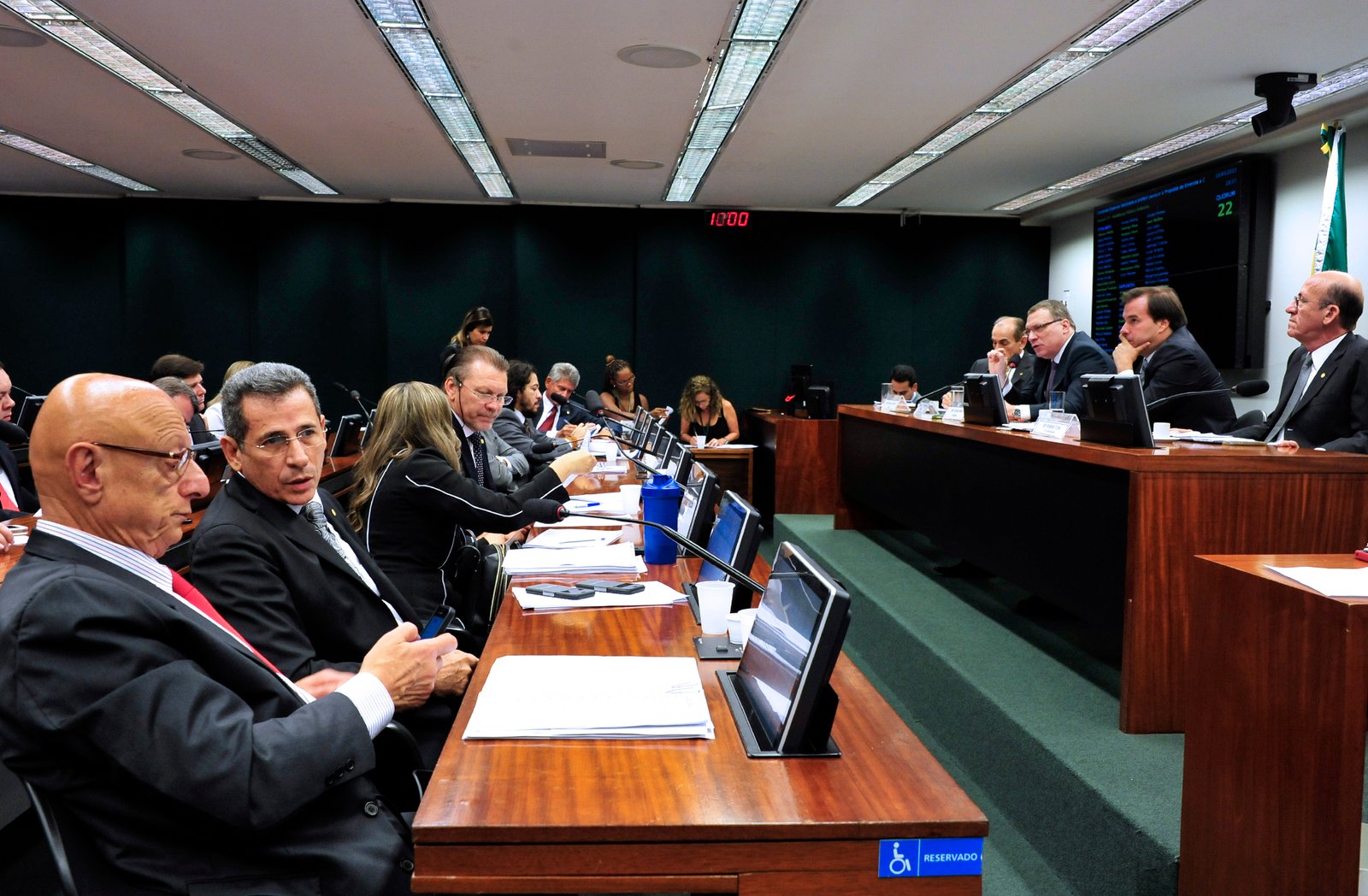 Distritão valerá nas eleições de 2018 e 2020; votação dos destaques volta às 10h