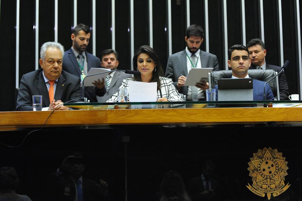 Câmara dos Deputados inicia sessão para votar parecer de denúncia contra Michel Temer