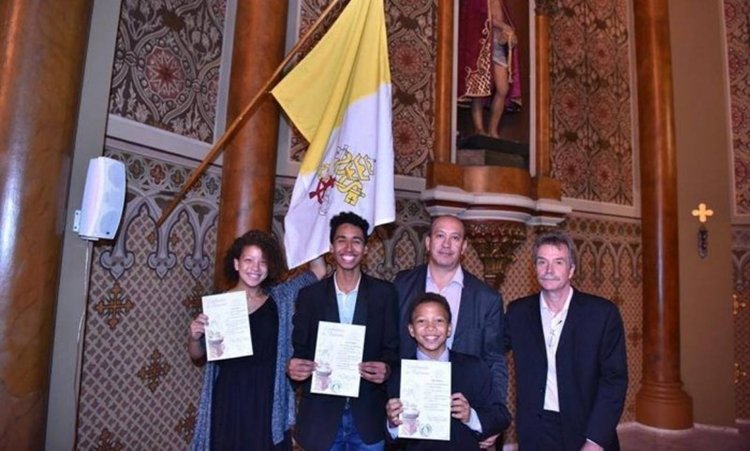 Após ouvir ‘não’ de quatro igrejas, casal gay consegue batizar filhos e recebe carta do Papa Francisco