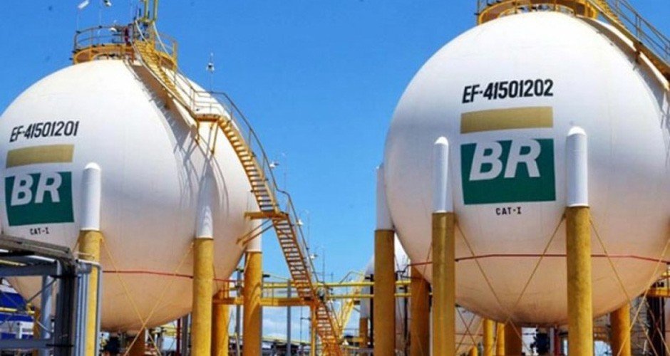 Gasolina aumenta amanhã 3,3% nas refinarias; diesel sobe 0,1%