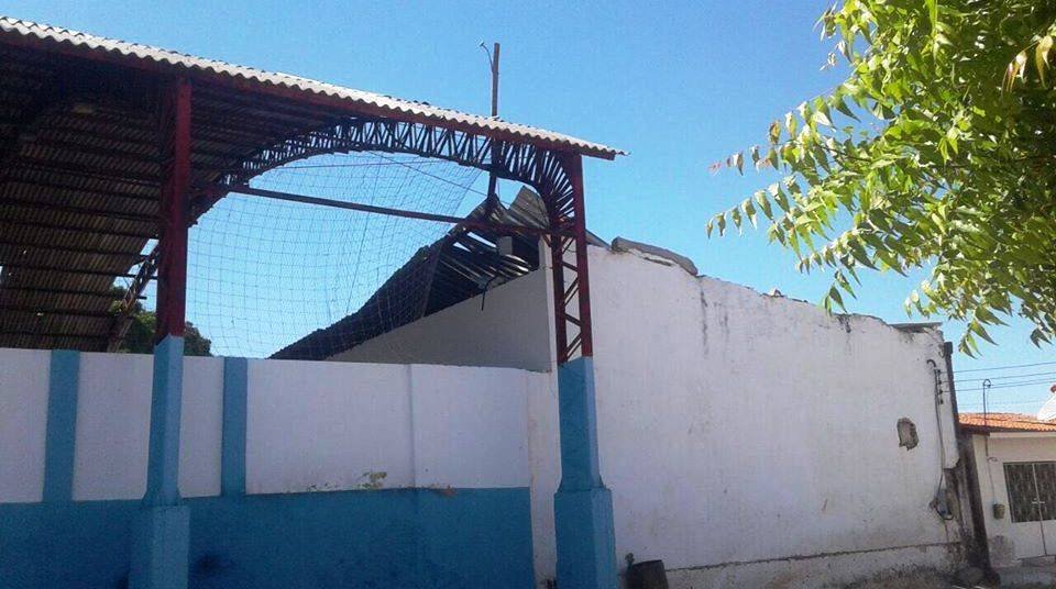 Rajadas de vento derrubam parte do telhado de ginásio poliesportivo de Banabuiú