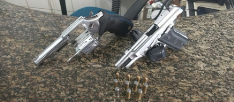 Polícia Militar prende homem com duas armas e espada oriental em Fortaleza