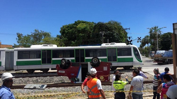 Fortaleza: VLT e carro-forte se envolvem em acidente deixando três pessoas feridas