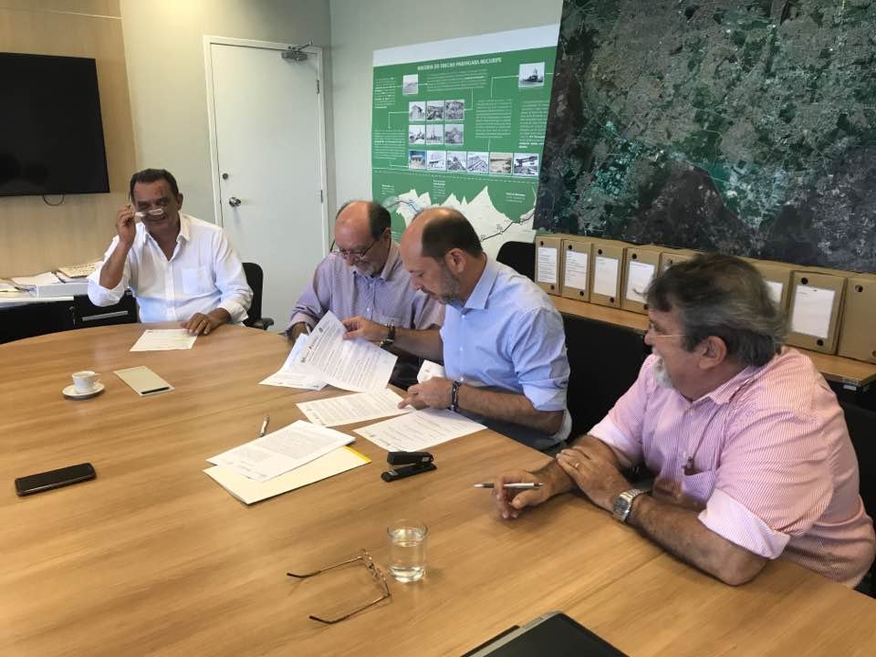 Prefeito de Sobral assina convênio para redução do valor da passagem de VLT municipal