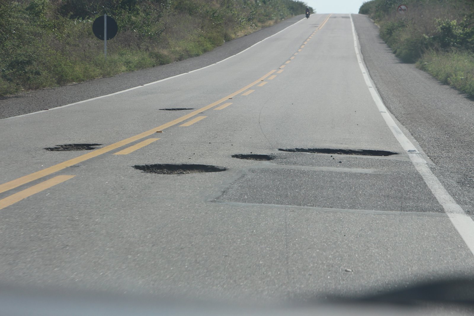 Motoristas cobram reparo da BR-020; Trecho entre Madalena e Canindé encontra-se em péssimo estado