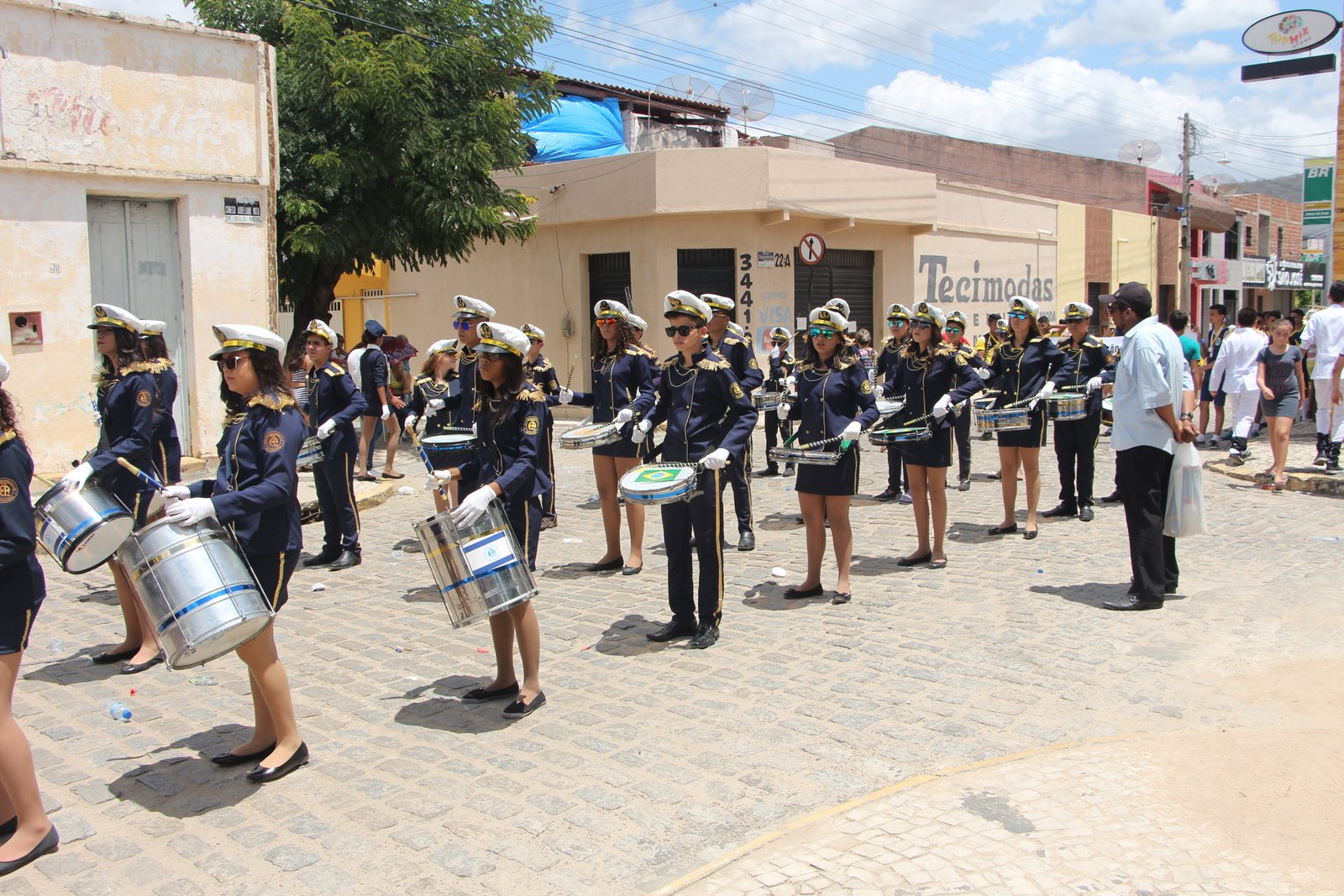 Escolas quixeramobinenses trazem temas atuais e polêmicos para desfile de 7 de setembro