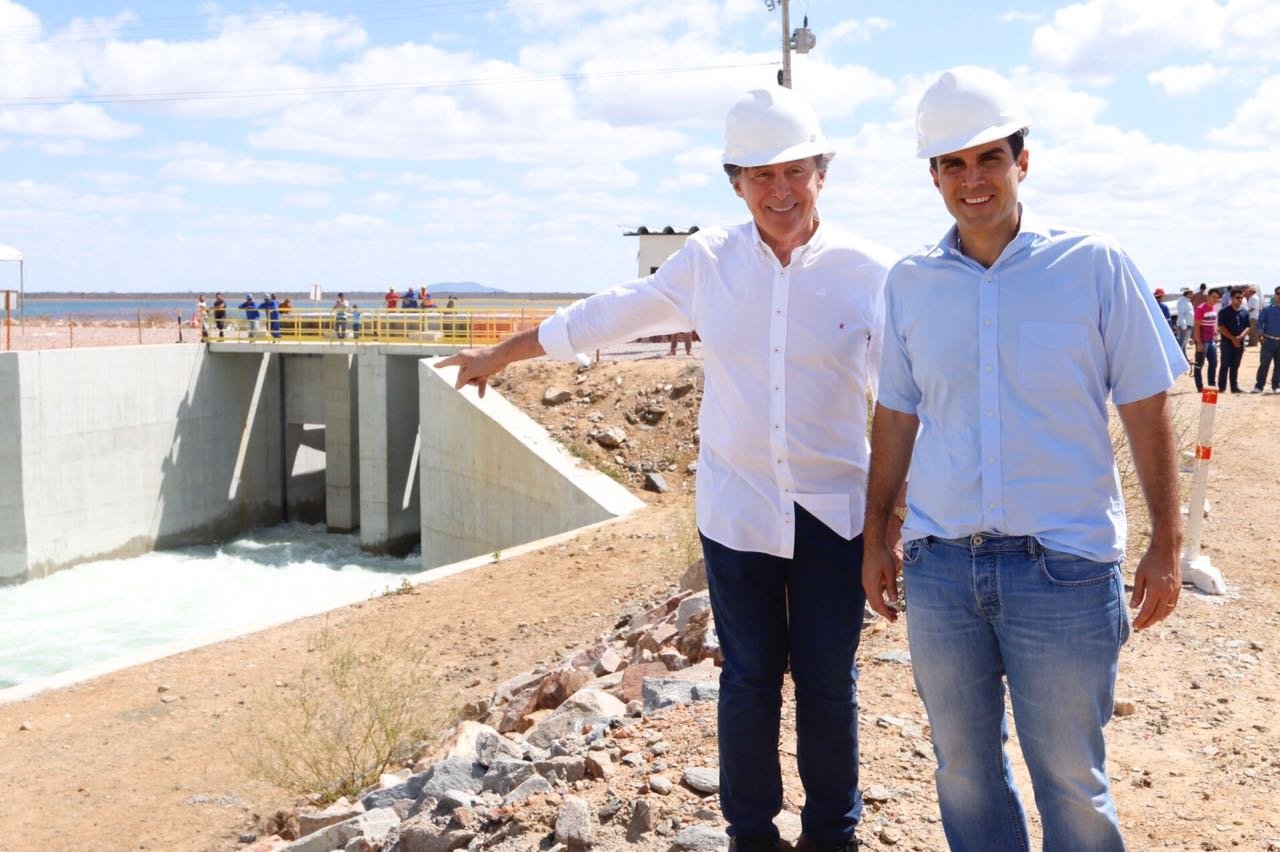 Eunício Oliveira comemora avanço da Transposição das águas do Rio São Francisco